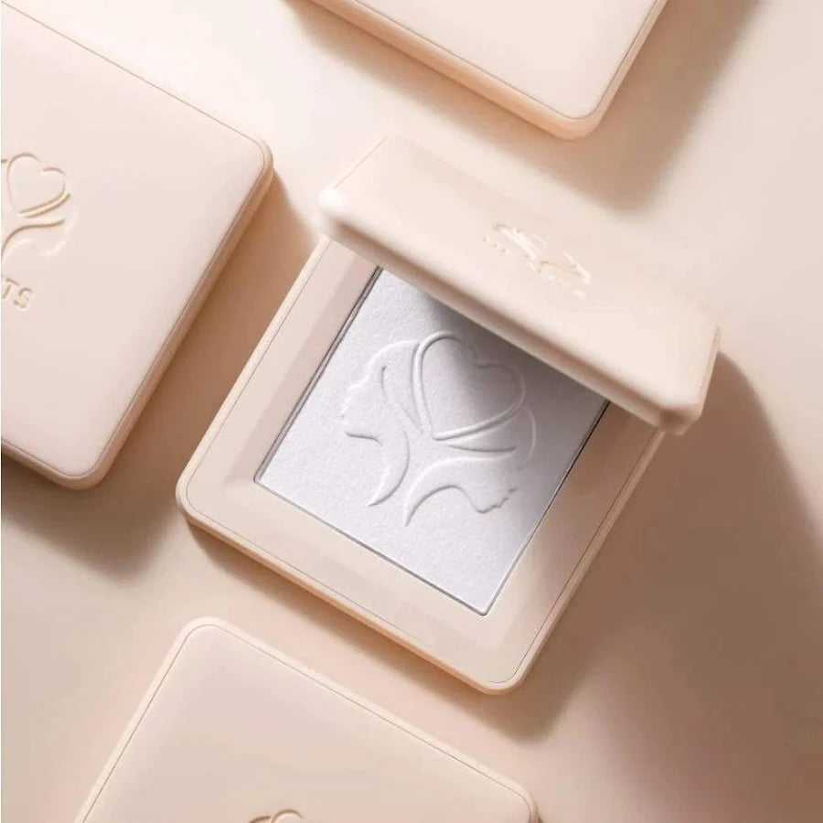 بودرة تثبيت الطين الأمازوني من Hearts – لمسة نهائية مطفية تدوم طويلاً