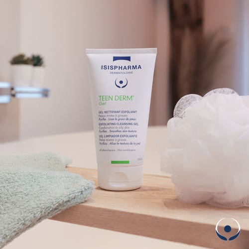 جل منظف ومقشر للبشرة الدهنية من إيزيس فارما