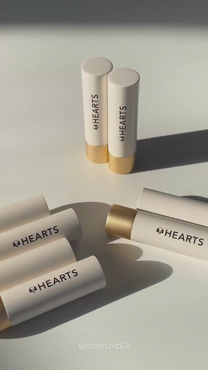 أحمر شفاه كريمي بنقشة القلوب - لون بني حقيقي يدوم طويلاً